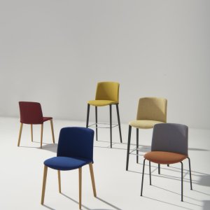 Vollgepolsterter Mixu Designstuhl von Arper in einer Hotellounge