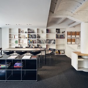 Kabelwanne montiert unter einem Arper Nuur Office-Tisch