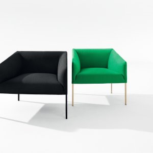 Saari Zweisitzer von Arper in einer Lounge-Ecke