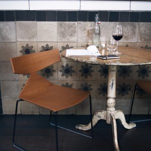 Hotellounge mit Saya Stühlen von Arper