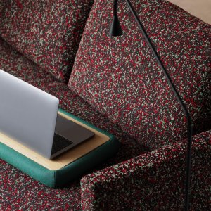 Zierkissen in zwei Grössen auf dem Steeve Sofa