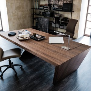 Designer-Schreibtisch Nasdaq in einem Schweizer Chefbüro