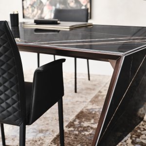 Bein in Titan am Designer-Schreibtisch Nasdaq
