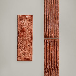 Mischung der Chamotte-Module und Farben an der Wand