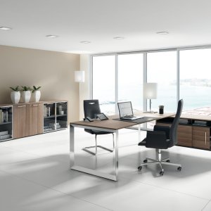 Büroschreibtische Attiva in Esche terra mit Paneelwangen in einem Zürcher Büro