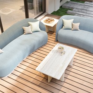 Konferenztisch Ginza in Massivholz mit Holzstühlen vor einer Lamellenwand