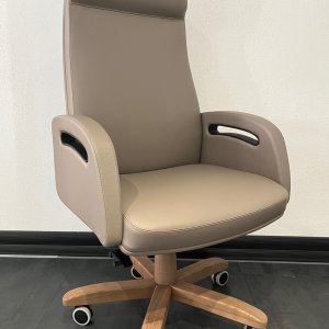 Halbovaler iSixty Konferenztisch mit raumhoher Lederblende