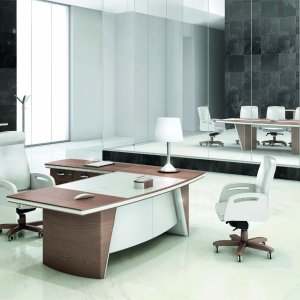 Chefbüro mit iSixty Schreibtisch, PC-Anbau und Bibliothek Colonna