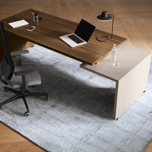 Von der Platte distanzierte Rückwand am GO Schreibtisch