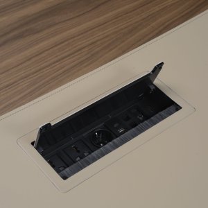 Tisch von sechs Metern Länge im Sitzungszimmer