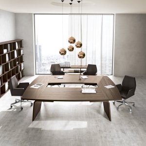 Komposition im Direktionsbüro mit Larus