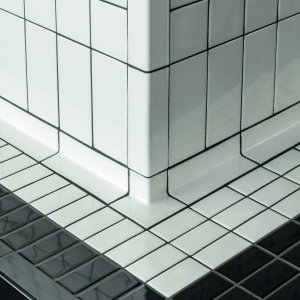 Badewanne bekleidet mit Din-Formteilen