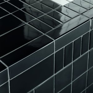 Teeküche mit farbiger Din-Wand