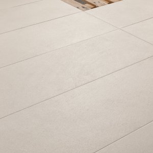 Terrasse mit Déchirer-Feinsteinzeug belegt