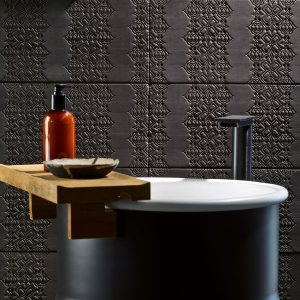 Bas-Relief Verlegung mit 2 mm Fuge und Keilen