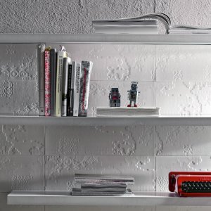 Empfangswand mit Bas-Relief Struktur