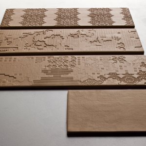 Nasszelle mit Bas-Relief von Patricia Urquiola