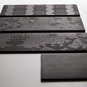 Bas-Relief Nero mit tiefem Schattenspiel