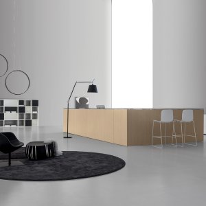 Vertikale Paneele und Arbeitsplatte in 25 mm am Qubo-Tresen