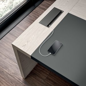 Stellfuss mit ABS-Basis unter dem Bein der e-10