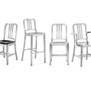 Designstühle Navy 1006 von Emeco aus gebürstetem Aluminium in einem Restaurant