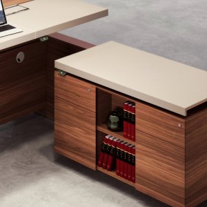 Lederplatte in genähten Feldern auf dem Altagamma Schreibtisch mit bezogenem Modesty Panel
