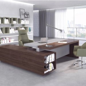 Chefschreibtisch Ducale von Estel mit Beistellkorpus im rechten Winkel und Regal in Furnier dahinter
