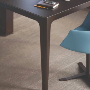 Konferenztisch von Estel mit zentraler Kabelsäule und drei Top-Access-Klappen