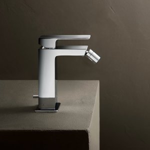 Thermostat der Serie Mint von Fantini, eingebaut unter der Regenbrause