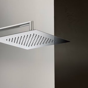 Auslauf des Mint-Mischers mit laufendem Wasserstrahl im Detail
