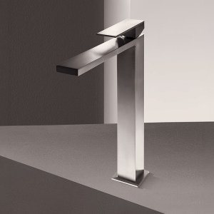 Hoch gebauter Mint-Mischer F006, verchromt, neben einem Aufsatzlavabo