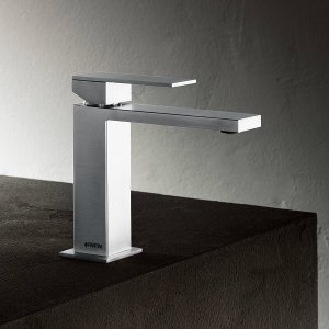 Lavabomischer Mint F004 von Fantini, verchromt, auf einem Lavabo montiert