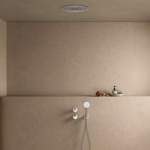 Standmischer Flora mit Handbrause, frei vor einer Badewanne platziert