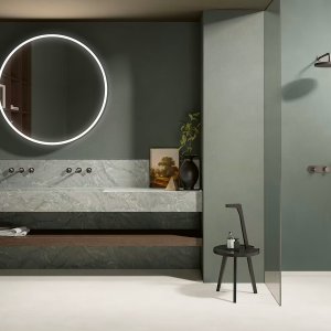 Dusche mit Fantini Flora, Bedienelemente übereinander und Regenbrause an der Wand