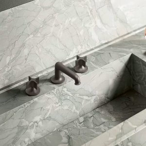 Einhebelmischer Flora in Chrome auf einem Lavabo aus weisser Keramik