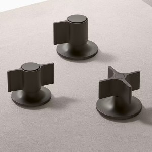 Design-Armaturen Flora in Polished Nickel: Griffe mit je zwei Flügeln am Lavabo