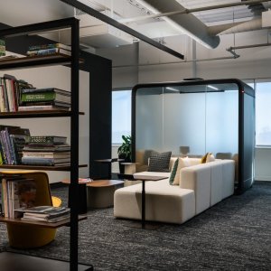 Dunkler Framery Four neben Arbeitsplätzen