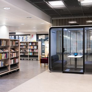 Hybride Videokonferenz im Framery Four Pod