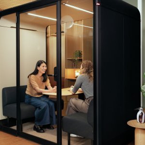Im Tisch eingelassener Touchscreen des Framery Four