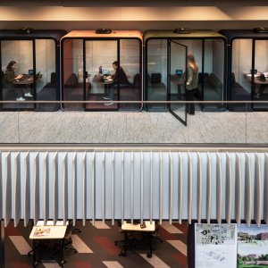 Rotierender Monitorarm im Tischbein des Framery Four