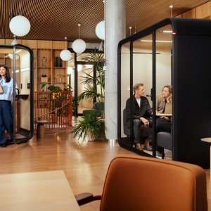 Höhenverstellbarer Sitz mit Fussstütze in der Framery One Compact
