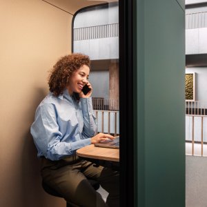 Belegungsleuchte auf dem Dach der Framery One Compact