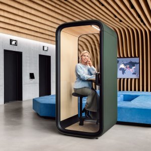 Innenraum der Framery One Compact mit Tisch aus Birkensperrholz