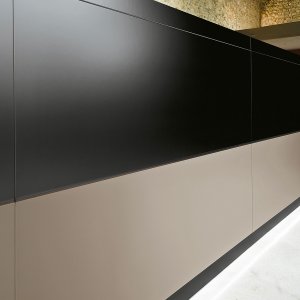 Kabelklappe aus Aluminium in der Arbeitsplatte der Theke Vogue