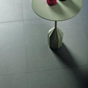 Sitzungszimmer mit Déchirer-Feinsteinzeugboden