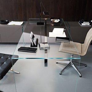 Rückseitig lackierte Kristallplatte am Air Desk