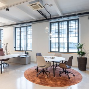 Korpus se:vision storage neben dem Schreibtisch
