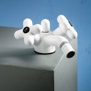 Thermostat unter Putz, daneben zwei Abstellventile, Fantini I Balocchi