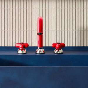 Blau lackierter Wandmischer I Balocchi über einem Lavabo aus Stein