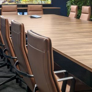 Reihe von Valea Chair Sesseln am Konferenztisch